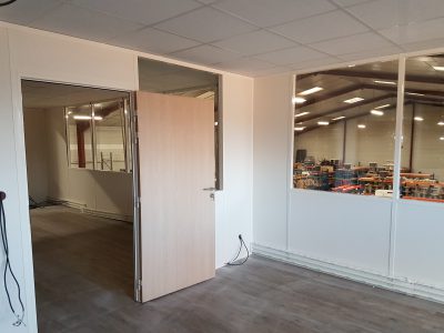 plateforme avec bureaux cloisonnés 