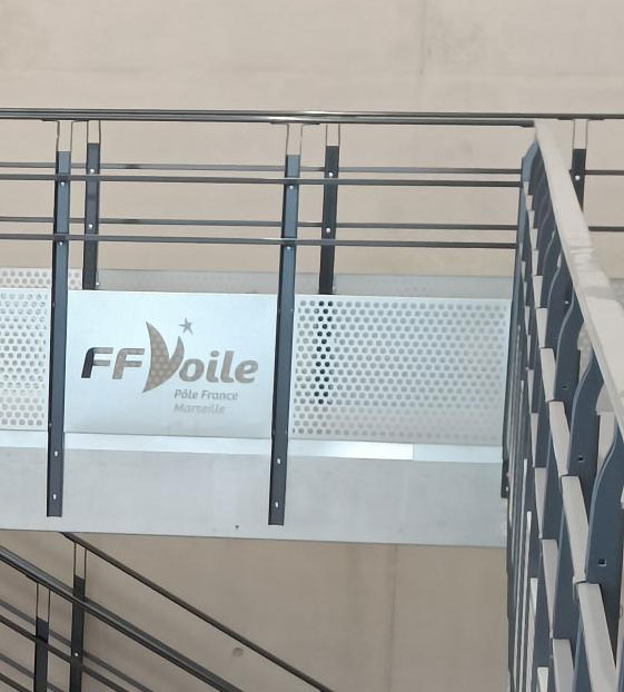 Découpe laser du logo de la Fédération Française de Voile Plateforme salles de loisirs, plateforme point de vente avec découpe laser d'un logo - Rayonor