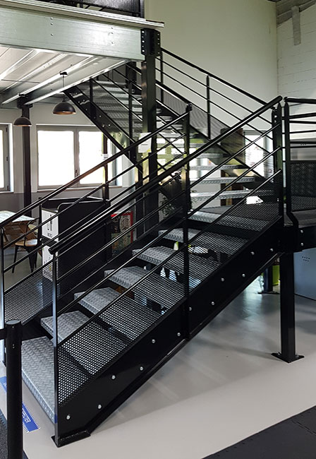 escalier pour plateforme espace public / plateforme locaux tertiaires