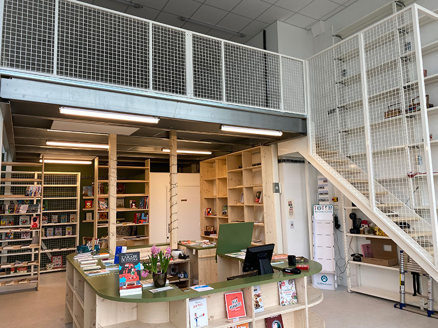 Plateforme-ERP-bibliotheque-mediatheque-garde-corps-grillagé Plate-forme pour boutique Rayonor
